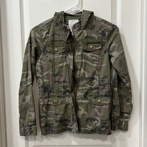 Full Tilt girls camouflage hooded jacket. Size Medium